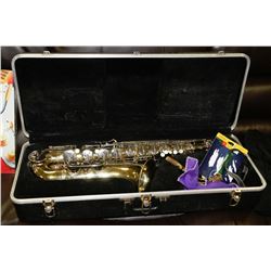 BUNDY II SAXAPHONE & CASE BY THE SELMEN COMPANY -