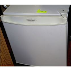 WHITE DIPLOMAT MINI-FRIDGE W/FREEZER