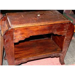 ESTATE VINTAGE MAGAZINE RACK ON CHOICE