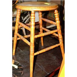 ESTATE VINTAGE OAK STOOL