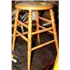 Image 1 : ESTATE VINTAGE OAK STOOL