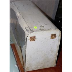 VINTAGE ESTATE METAL MAILBOX