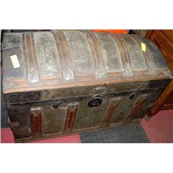 ESTATE WOOD AND METAL STORAGE TRUNK