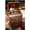 Image 1 : VINTAGE VICTROLA PHONOGRAPH WITH EXTRA NEEDLES &