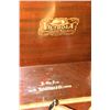 Image 2 : VINTAGE VICTROLA PHONOGRAPH WITH EXTRA NEEDLES &