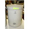 Image 1 : 8 GALLON MEDALTA CROCK - HAS CRACKS