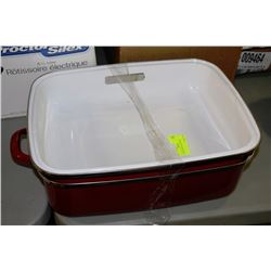 RED ROASTING PAN WITH LID