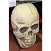 Image 1 : LARGE HALLOWEEN SKULL WALL HANGING