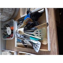189     1    2TL KNIVES, PIZZA CUTTER, ETC