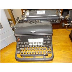 ROYAL ANTIQUE TYPEWRITER