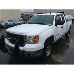 2007 GMC SIERRA SLE, 2 DOOR PU, WHITE, VIN # 1GTHC29677E585590