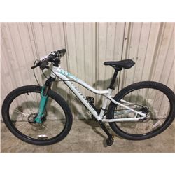 WHITE SPECIALIZED JYNX SPORT 24 SPEED FRONT SUSPENSION MOUNTAIN BIKE