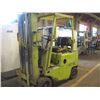 Image 2 : 3350 Lb Capacity Clark Fork Lift