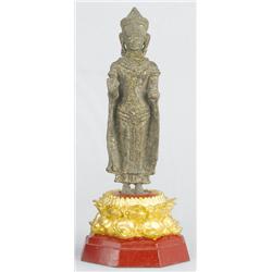 Álló Buddha Thaiföld, 17-18. sz., aranyozott bronz, modern faragott, aranyozott fa talpon,