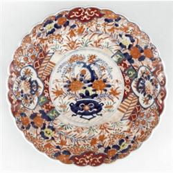 Dísztál Japán, 1900 körül, az imari porcelánokra jellemzo díszítéssel, festett porcelán