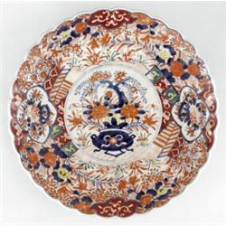 Dísztál Japán, 1900 körül, az imari porcelánokra jellemzo díszítéssel, festett porcelán