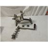 Image 2 : VINTAGE UNIVERSAL COUNTERTOP FOOD MEAT GRINDER