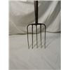 Image 2 : ANTIQUE VINTAGE PRIMITIVE PITCH FORK FARM TOOL