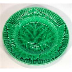 Green glazed Majolica leaf design plate, 23cm in diameter…