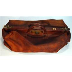 Large leather Gladstone bag with brass fittings and lock, 65cm in length…