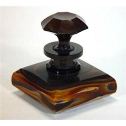 Square based brown marbleised glass inkwell and stopper, 11cm high…