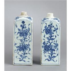 A PAIR OF UNDERGLAZEBLUE KANGXI BOTTLES,, A PAIR OF UNDERGLAZEBLUE KANGXI BOTTLES, porcelain, h...