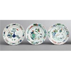 A SET OF THREE KANGXI FAMILLE VERTE PLATES,, A SET OF THREE KANGXI FAMILLE VERTE PLATES, porcel...