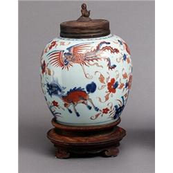 AN URN, Kangxi (1662-1722), porcelain, Imari,, AN URN, Kangxi (1662-1722), porcelain, Imari, de...