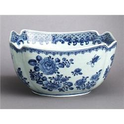 A QIANLONG UNDERGLAZEBLUE BOWL, porcelain,, A QIANLONG UNDERGLAZEBLUE BOWL, porcelain, 26x24,5;...