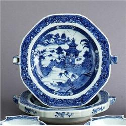 A PAIR OF QIANLONG UNDERGLAZEBLUE HOT WATER, A PAIR OF QIANLONG UNDERGLAZEBLUE HOT WATER PLATES...