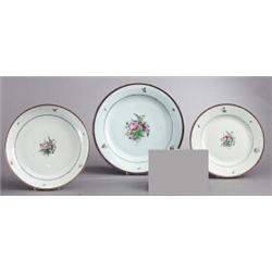 A SET OF THREE QIANLONG FAMILLE ROSE DISHES,, A SET OF THREE QIANLONG FAMILLE ROSE DISHES, porc...