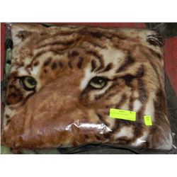 BAG W/THICK TIGER THROW