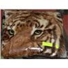 Image 1 : BAG W/THICK TIGER THROW