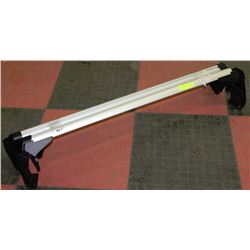 PAIR OF CAR ROOF RACKS