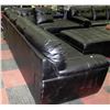 Image 4 : LARGE BLACK LEATHERETTE SECTIONAL WITH OTTOMAN