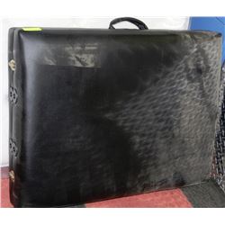 FOLDING MASSAGE TABLE