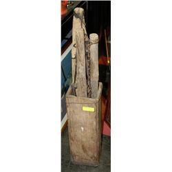 ESTATE WOOD BOX WITH 3 DOUBLETREES