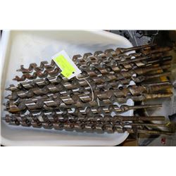 PLASTIC TOTE WITH 14 DRILL BITS