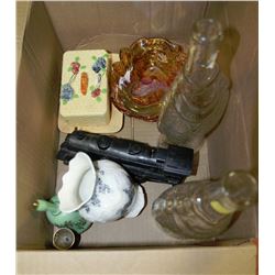 BOX OF MISC VINTAGE ITEMS INCLUDING VIENNA  VASE,