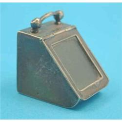 An Edwardian silver scuttle shaped stamp box, Birmingham 1910, 1.25 ins....