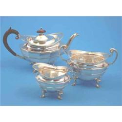 An Edwardian 3-piece silver tea set of panelled oval form, Sheffield 1905, Gross 19 oz....