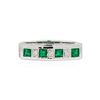 Image 2 : 18KT White Gold 0.45ctw Emerald and Diamond Ring