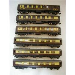 SIX PULLMAN RAILWAY COACHES, (unboxed) three Wrenn, three Trix Twin Railways (6)  30-40...