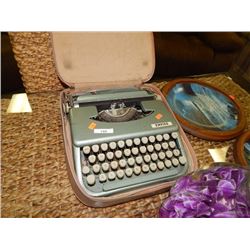 VINTAGE TYPEWRITER WITH CASE