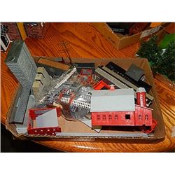 BOX HOUSES AND TRAIN MISC\