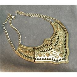 METAL NECKLACE - NEEDS ONE LINK