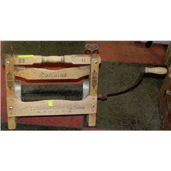 ANTIQUE CLOTHING WRINGER