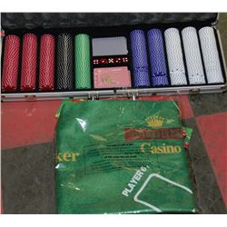 LOT WITH POKER CHIPS AND POCKER CHIP TABLE COVER