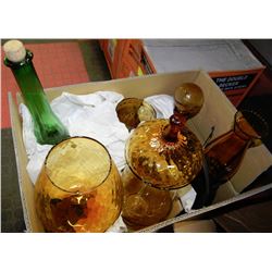 BOX OF DECORATIVE GLASS INCL. AMBER OIL LAMP