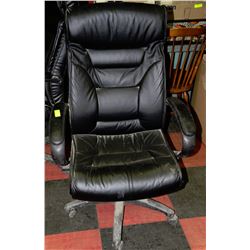 BLACK LEATHER HYDRAULIC LIFT OFFICE CHAIR